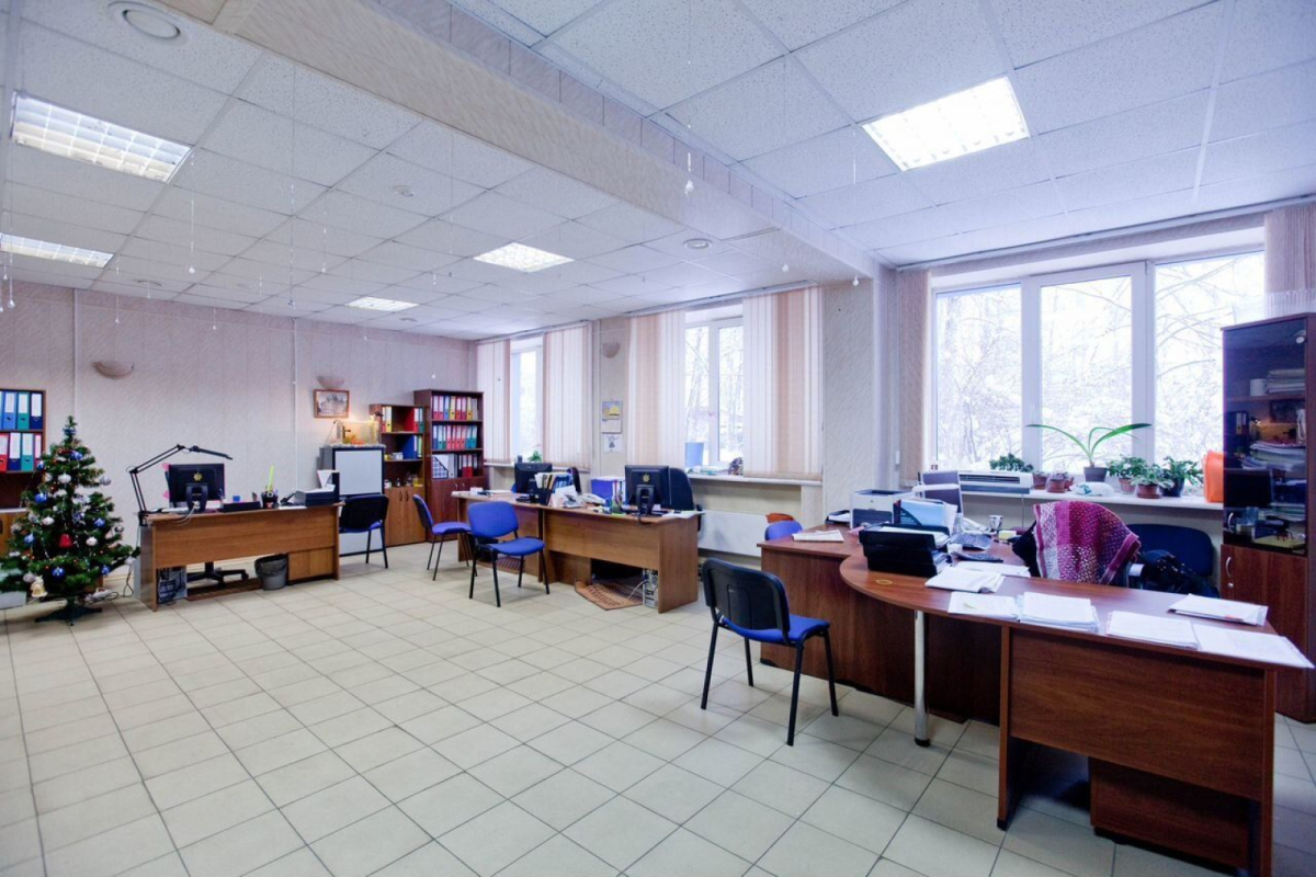 на Октябрьской набережной